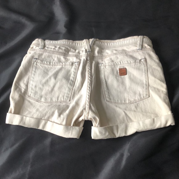 Roxy mid rise  beige denim shorts. Navy accent zipper and stitching - Picture 2 of 7